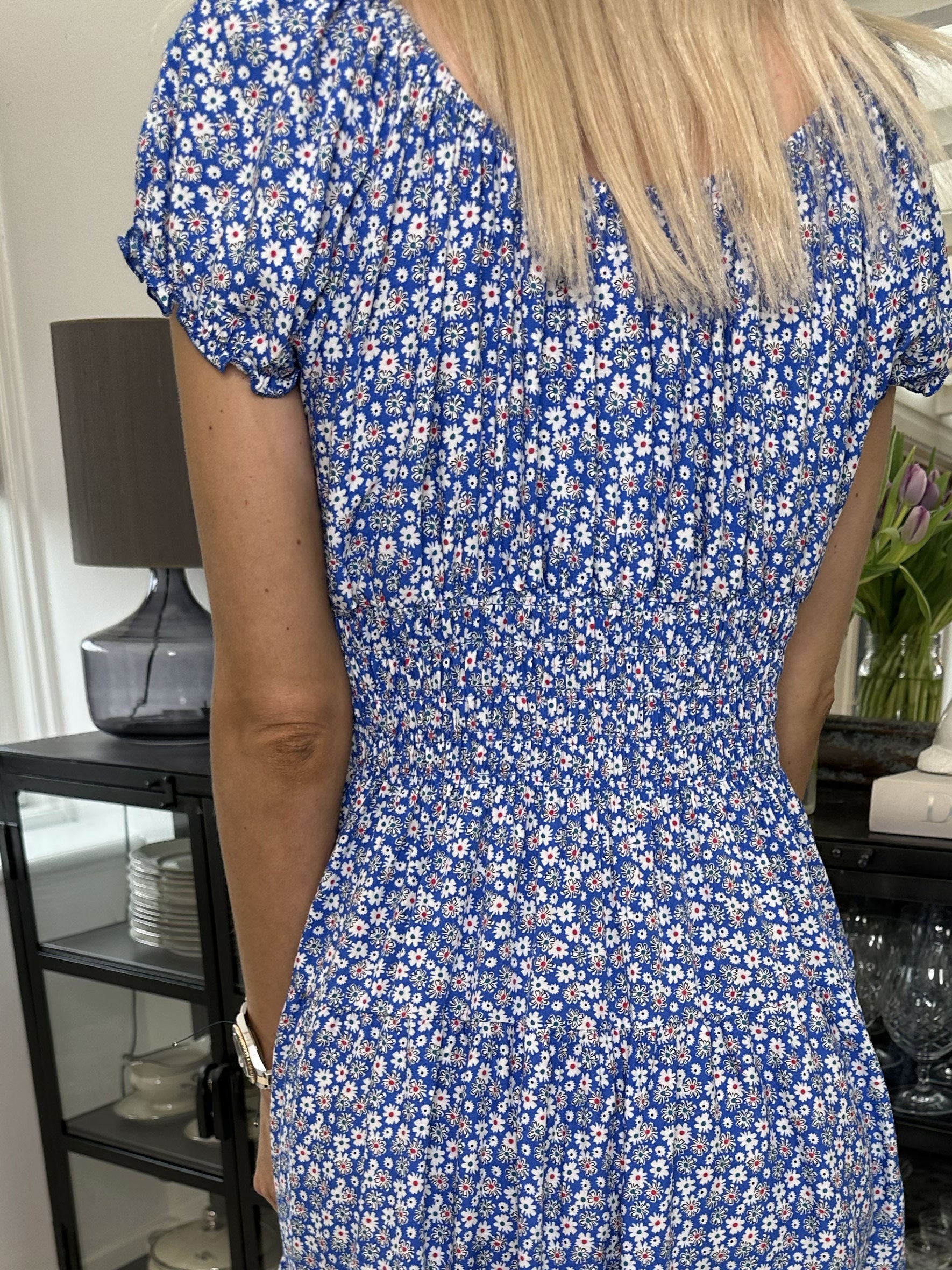 Finalia flower short - Sød småblomstret kjole med pufærmer og elastik i taljen